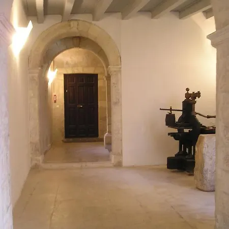 Apartment Palais Des Papes: Historic Mansion With Free Nearby Parking