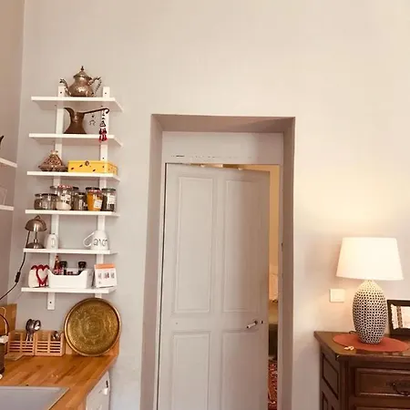 Apartment Palais Des Papes: Historic Mansion With Free Nearby Parking Avignon