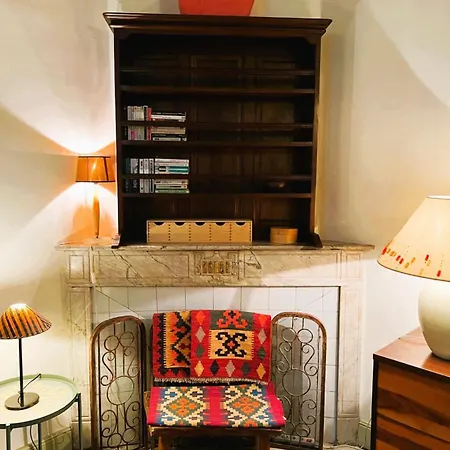 Palais Des Papes: Historic Mansion With Free Nearby Parking Apartment *