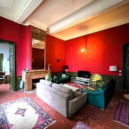 Apartment Palais Des Papes: Historic Mansion With Free Nearby Parking *