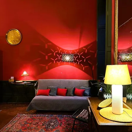 Palais Des Papes: Historic Mansion With Free Nearby Parking