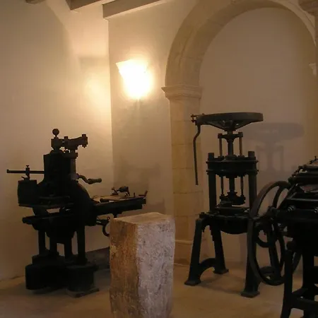 Апартаменты Palais Des Papes - Spacious Historic In Private Mansion ! Free Parking Nearby ! Spacieux Historique Dans Particulier ! Parking A Proximite Offert ! *